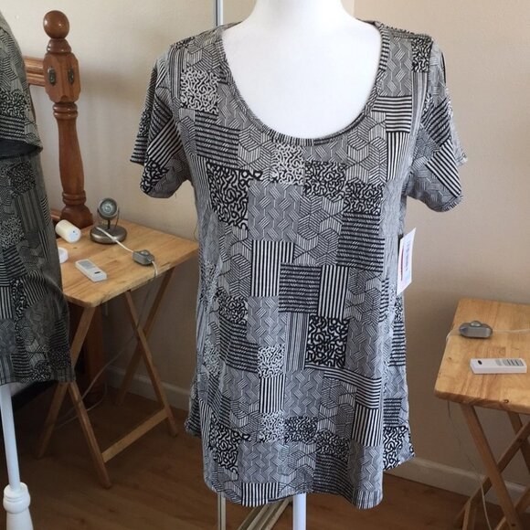 M Lularoe Classic Tee - Picture 1 of 4